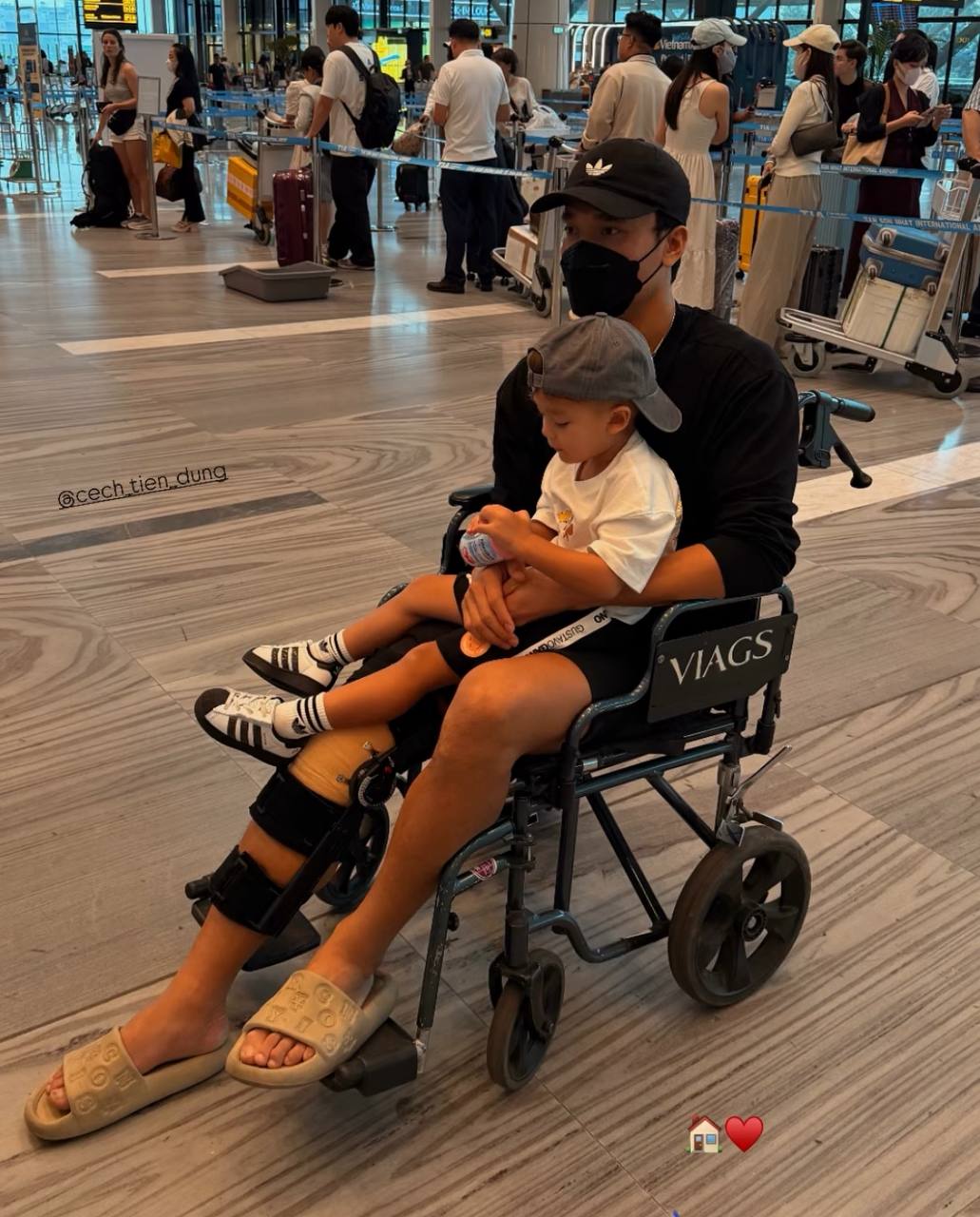 Chạnh lòng hình ảnh thủ môn quốc dân Bùi Tiến Dũng ngồi xe lăn lặng lẽ ở sân bay- Ảnh 1.