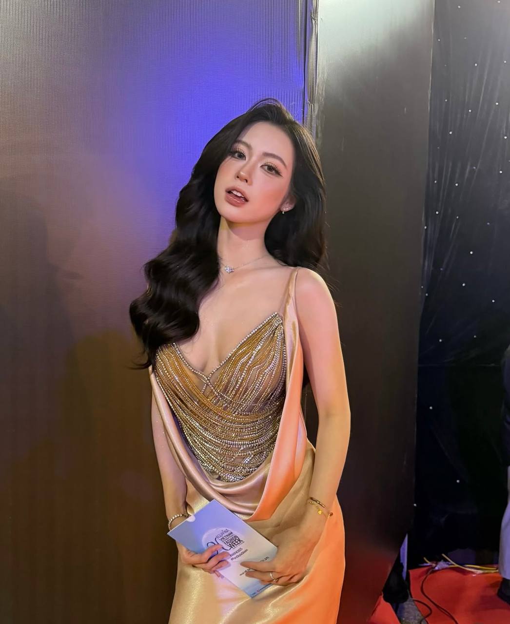 Lọ Lem suýt mất hạng bởi gái xinh 2k5 đang hot- Ảnh 10. Lọ Lem suýt mất hạng bởi gái xinh 2k5 đang hot- Ảnh 10.