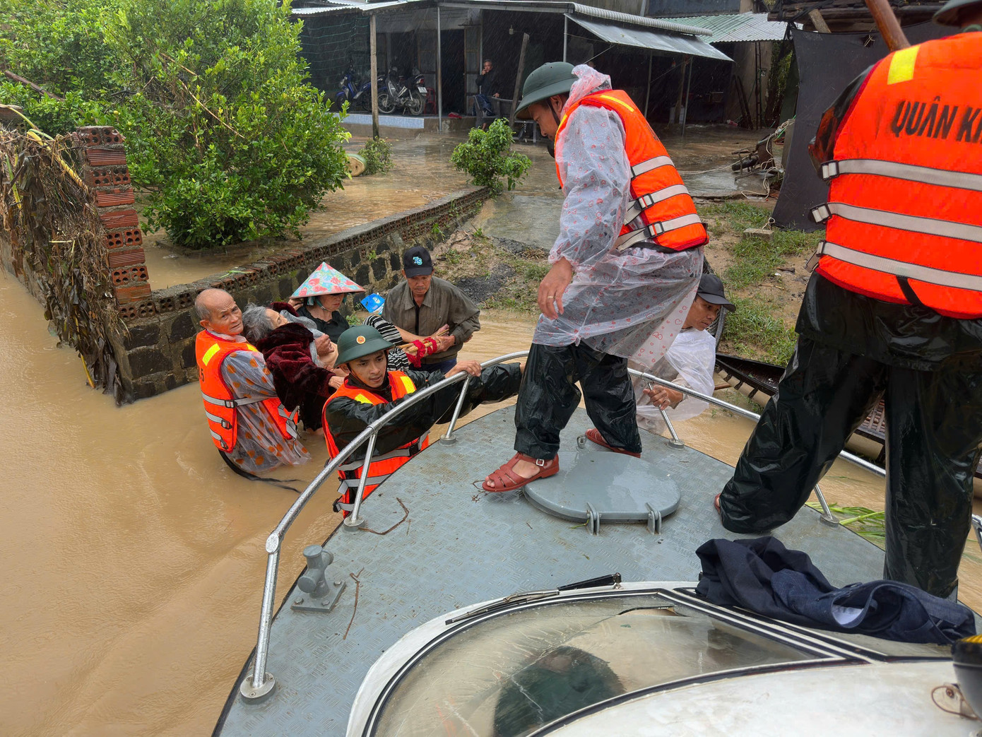 Lũ đặc biệt lớn, Quân đội sẵn sàng ứng phó những kịch bản xấu nhất- Ảnh 1.