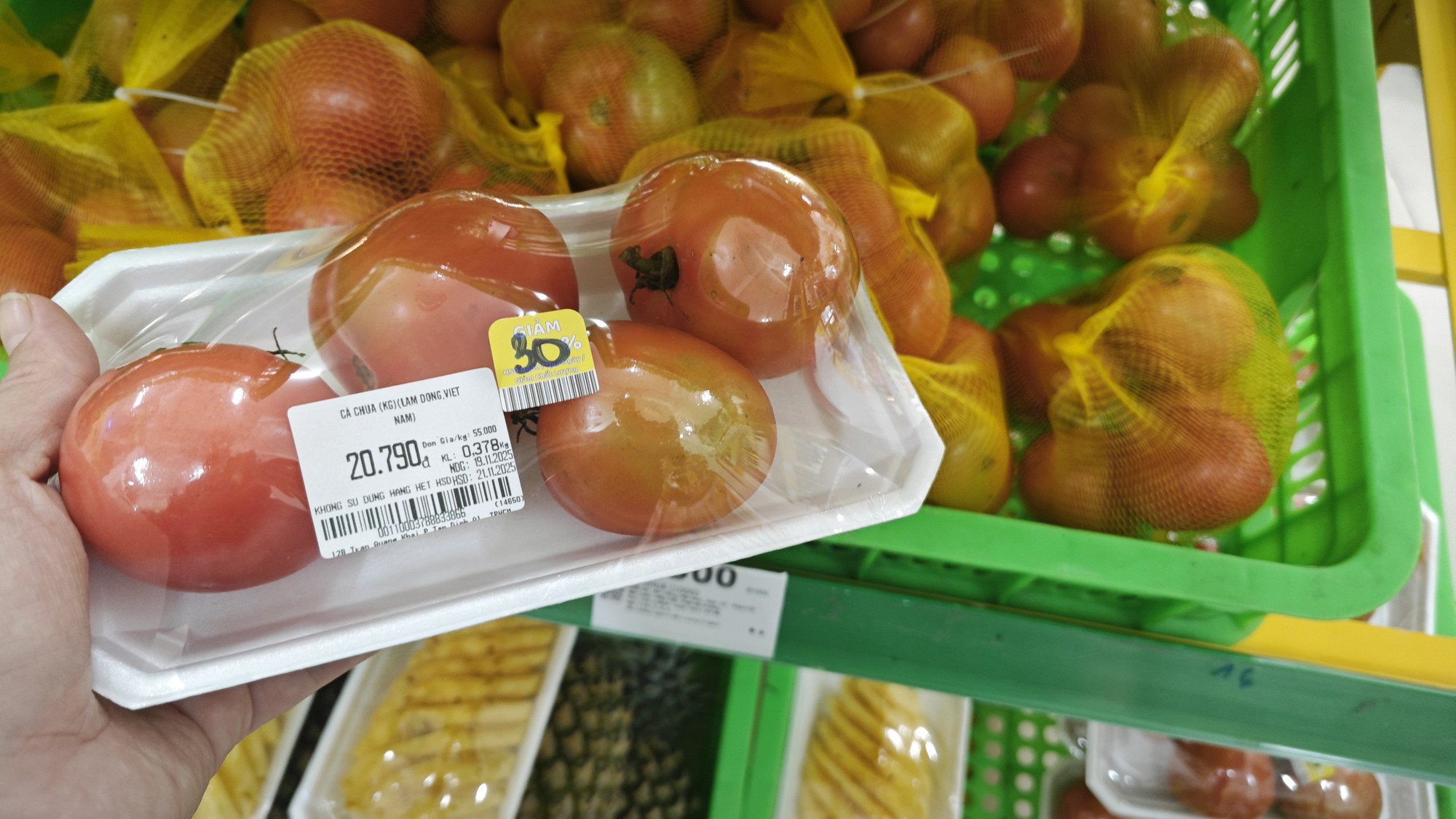 Bất ngờ: Rau siêu thị rẻ hơn chợ truyền thống gần một nửa- Ảnh 2. Bất ngờ: Rau siêu thị rẻ hơn chợ truyền thống gần một nửa- Ảnh 2.