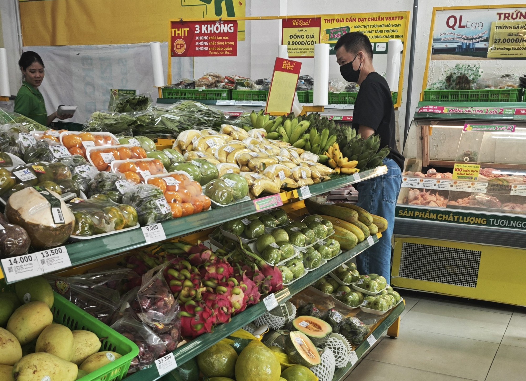 Bất ngờ: Rau siêu thị rẻ hơn chợ truyền thống gần một nửa- Ảnh 3. Bất ngờ: Rau siêu thị rẻ hơn chợ truyền thống gần một nửa- Ảnh 3.