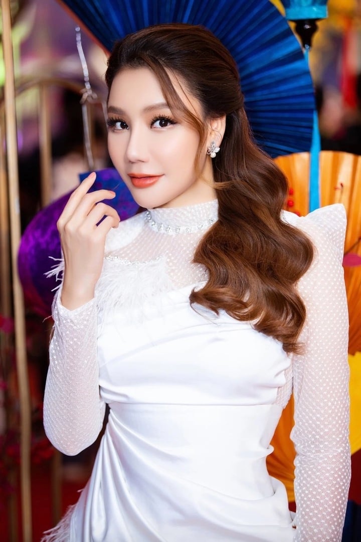 Phú bà Vbiz từng dạy học ở trường quân đội: Đối thủ một thời của Mỹ Tâm, nhan sắc tuổi 45 là đây sao- Ảnh 7. Phú bà Vbiz từng dạy học ở trường quân đội: Đối thủ một thời của Mỹ Tâm, nhan sắc tuổi 45 là đây sao- Ảnh 7.