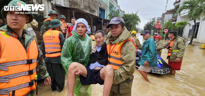 46 người chết và mất tích trong đợt mưa lũ lịch sử, cảnh báo nước trên các sông Khánh Hòa lên lại trong đêm- Ảnh 11. 46 người chết và mất tích trong đợt mưa lũ lịch sử, cảnh báo nước trên các sông Khánh Hòa lên lại trong đêm- Ảnh 11.