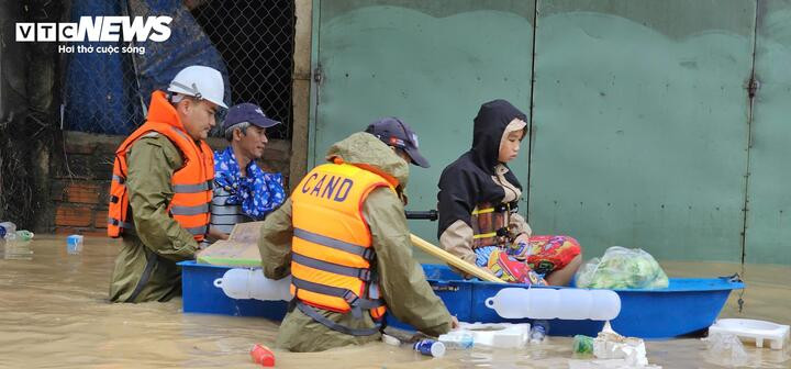 46 người chết và mất tích trong đợt mưa lũ lịch sử, cảnh báo nước trên các sông Khánh Hòa lên lại trong đêm- Ảnh 12. 46 người chết và mất tích trong đợt mưa lũ lịch sử, cảnh báo nước trên các sông Khánh Hòa lên lại trong đêm- Ảnh 12.