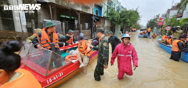 46 người chết và mất tích trong đợt mưa lũ lịch sử, cảnh báo nước trên các sông Khánh Hòa lên lại trong đêm- Ảnh 15. 46 người chết và mất tích trong đợt mưa lũ lịch sử, cảnh báo nước trên các sông Khánh Hòa lên lại trong đêm- Ảnh 15.