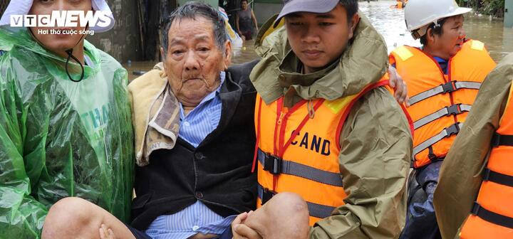 46 người chết và mất tích trong đợt mưa lũ lịch sử, cảnh báo nước trên các sông Khánh Hòa lên lại trong đêm- Ảnh 13. 46 người chết và mất tích trong đợt mưa lũ lịch sử, cảnh báo nước trên các sông Khánh Hòa lên lại trong đêm- Ảnh 13.