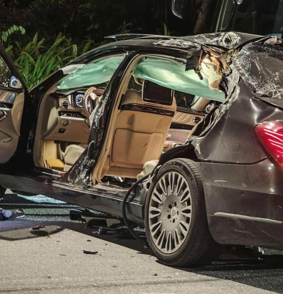 Vụ Mercedes lao vào xe khách ở Quảng Ninh: 1 người đã tử vong, danh tính tài xế- Ảnh 1.