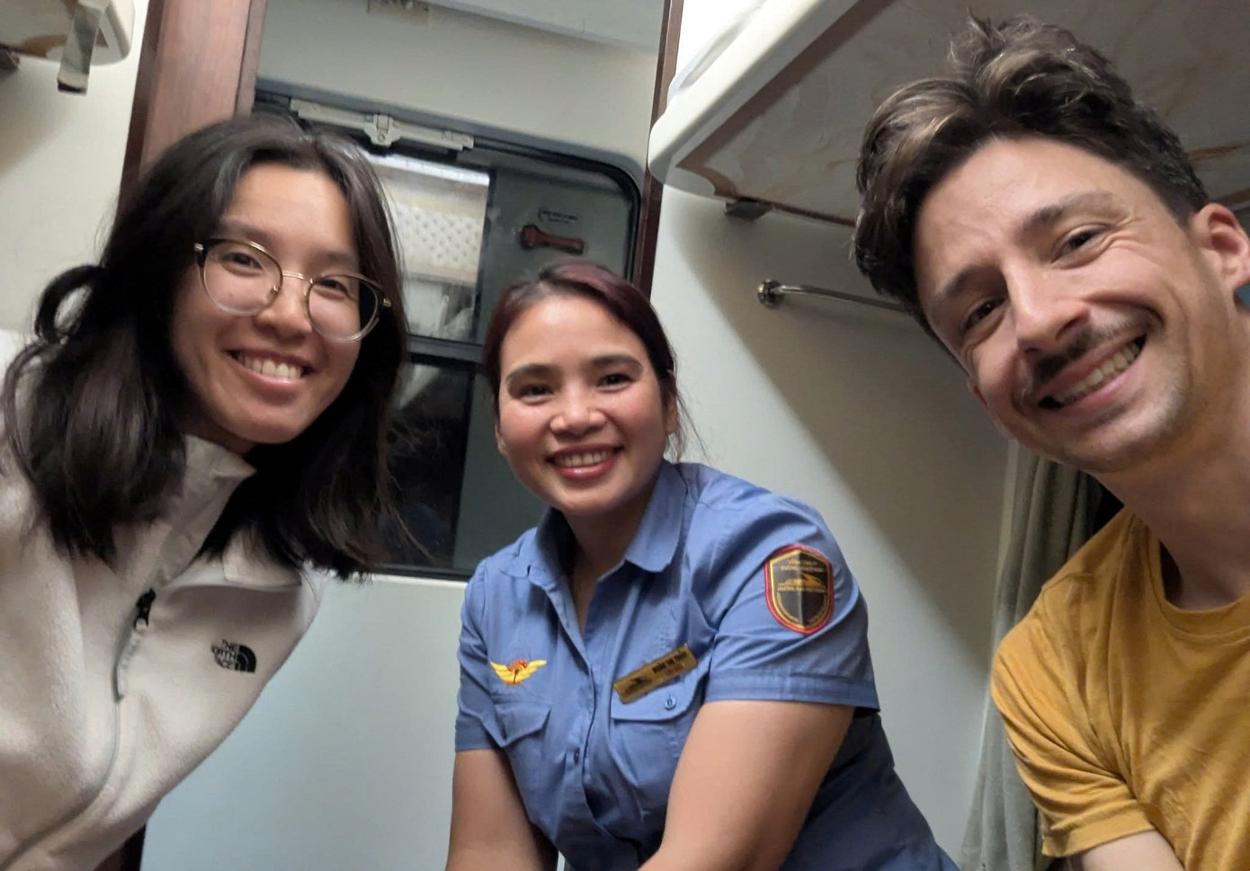 Tình huống khó quên của 2 khách Tây đi tàu bị mắc kẹt trong mưa lũ- Ảnh 1.