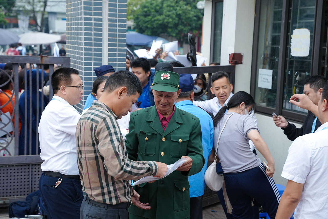 Cận cảnh quy trình bấm số, nhận hồ sơ nhà ở xã hội từ 900 triệu đồng/căn- Ảnh 3.