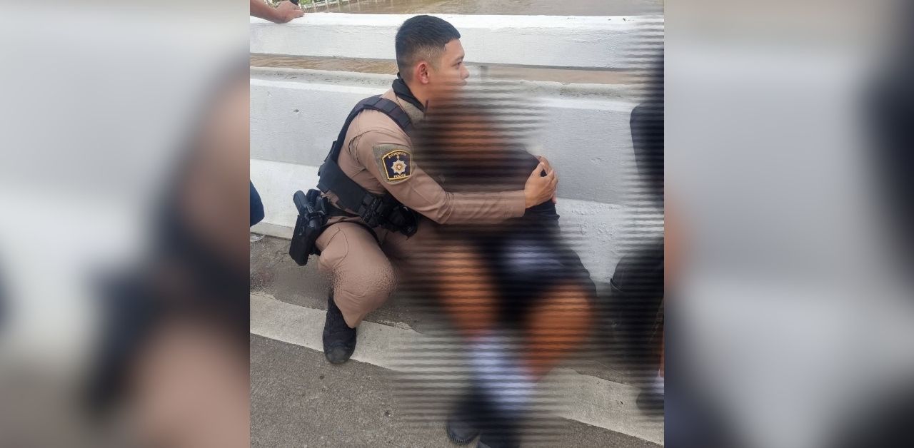 Thiếu niên 15 tuổi định nhảy cầu rồi được cảnh sát cứu, mẹ chia sẻ lý do đằng sau hành động của con trai- Ảnh 1. Thiếu niên 15 tuổi định nhảy cầu rồi được cảnh sát cứu, mẹ chia sẻ lý do đằng sau hành động của con trai- Ảnh 1.