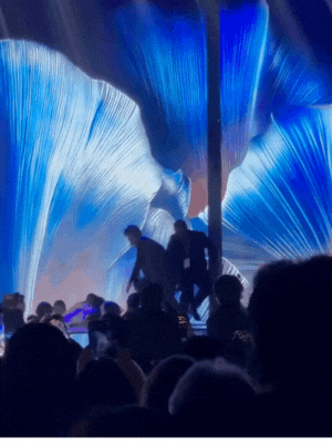 Sự cố nghiêm trọng tại Miss Universe: 1 thí sinh ngã sấp mặt, phải rời sân khấu bằng băng ca cấp cứu- Ảnh 2. Sự cố nghiêm trọng tại Miss Universe: 1 thí sinh ngã sấp mặt, phải rời sân khấu bằng băng ca cấp cứu- Ảnh 2.