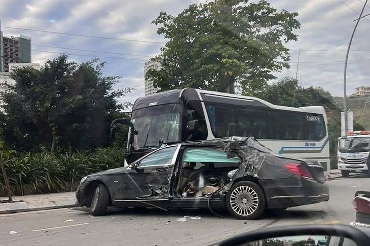 Vụ Mercedes lao vào xe khách ở Quảng Ninh: 1 người đã tử vong, danh tính tài xế- Ảnh 2.