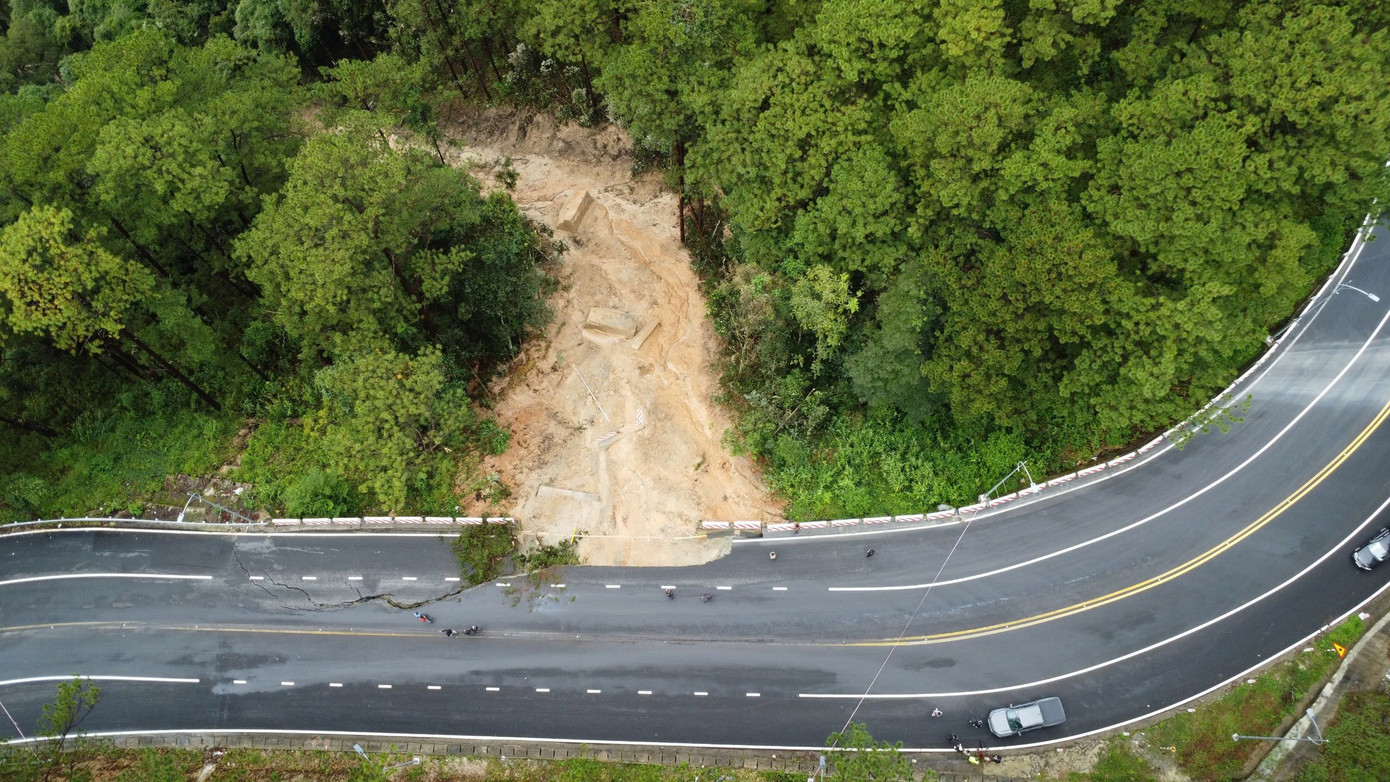 Công bố tình huống khẩn cấp đèo Mimosa, chỉ dẫn hai tuyến đường đèo lên Đà Lạt- Ảnh 2.