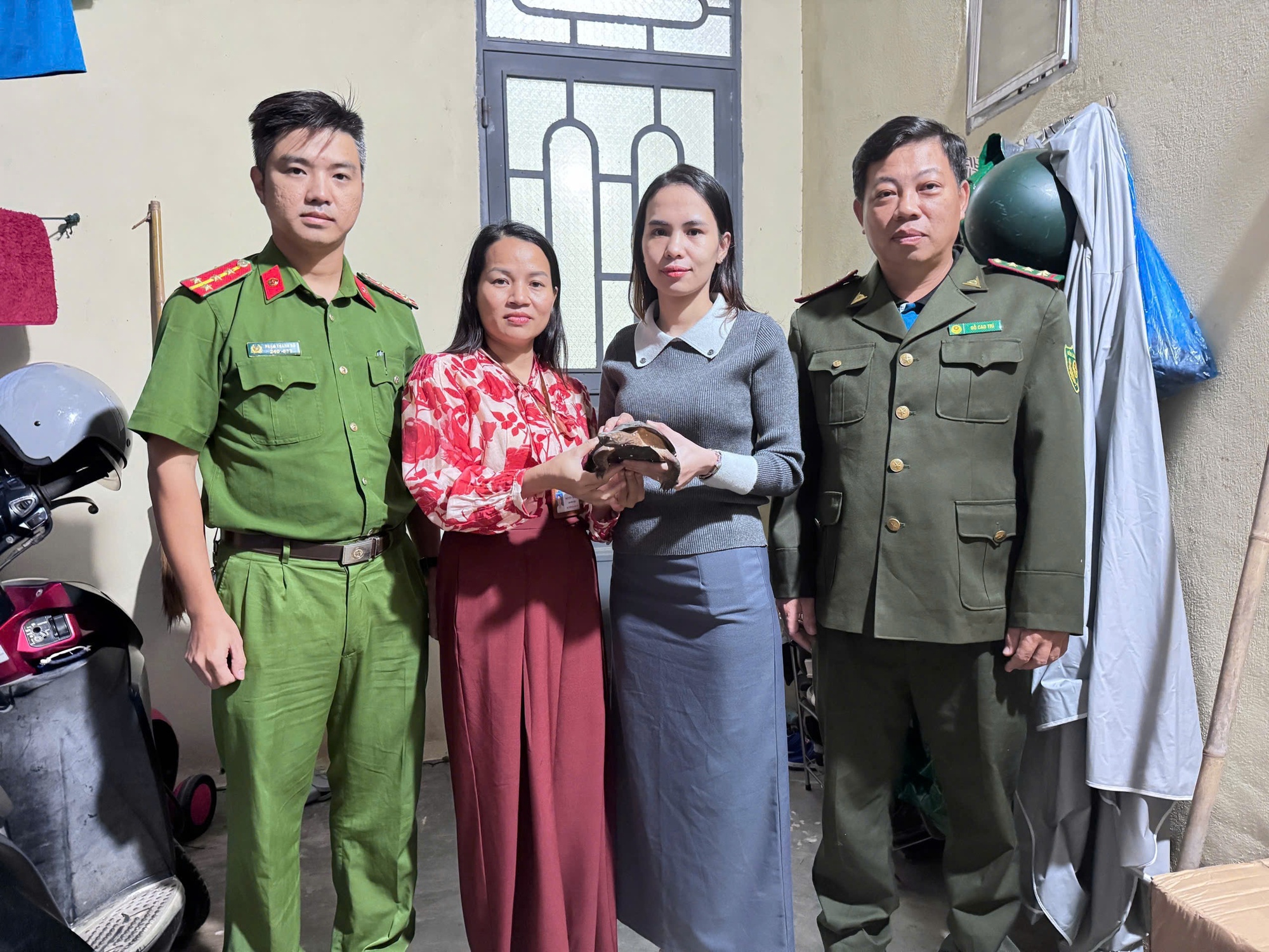 Thấy con vật bò lổm ngổm trước sân, người dân bắt giữ rồi lập tức trình báo- Ảnh 1.