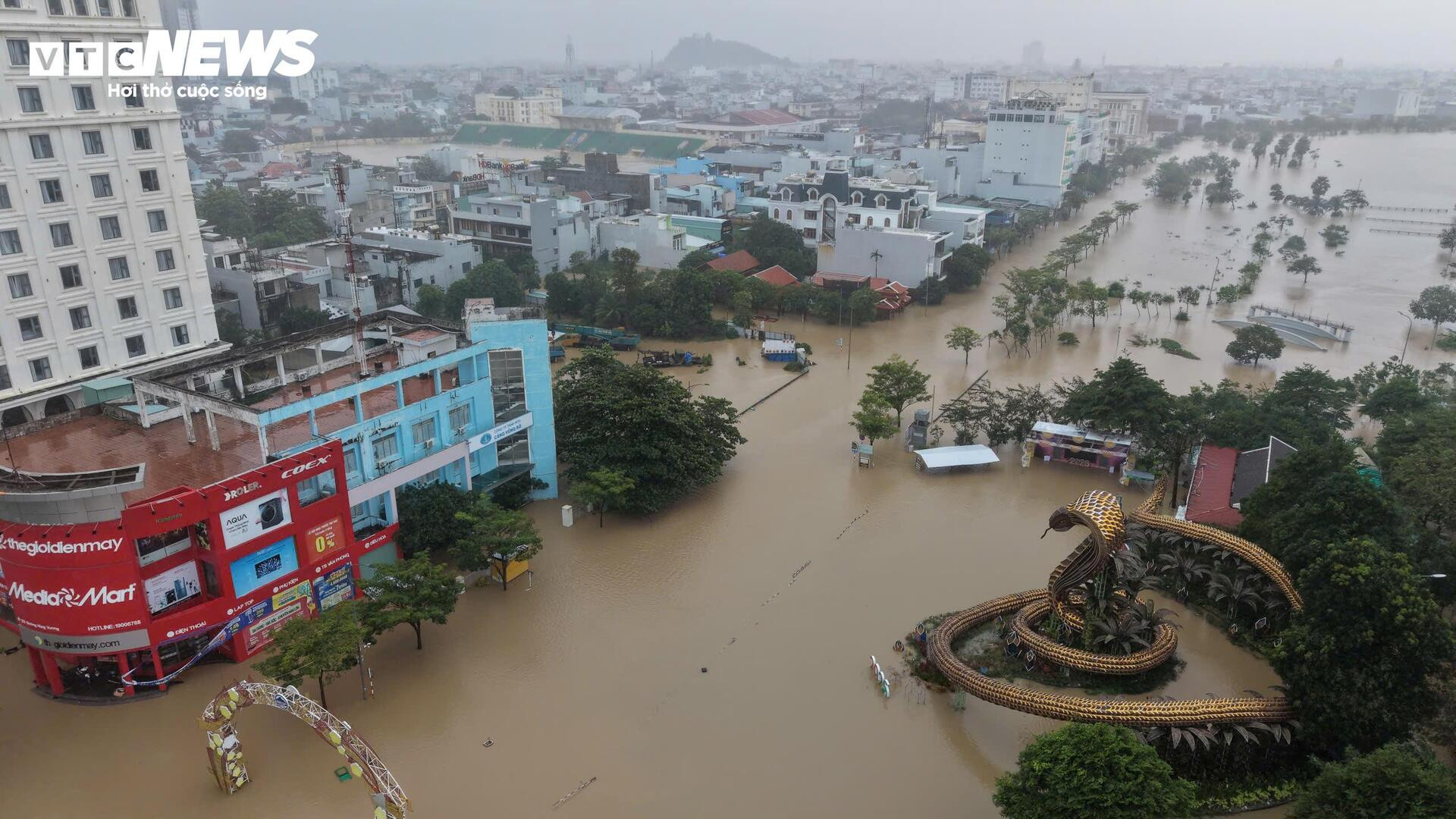 46 người chết và mất tích trong đợt mưa lũ lịch sử, cảnh báo nước trên các sông Khánh Hòa lên lại trong đêm- Ảnh 24. 46 người chết và mất tích trong đợt mưa lũ lịch sử, cảnh báo nước trên các sông Khánh Hòa lên lại trong đêm- Ảnh 24.