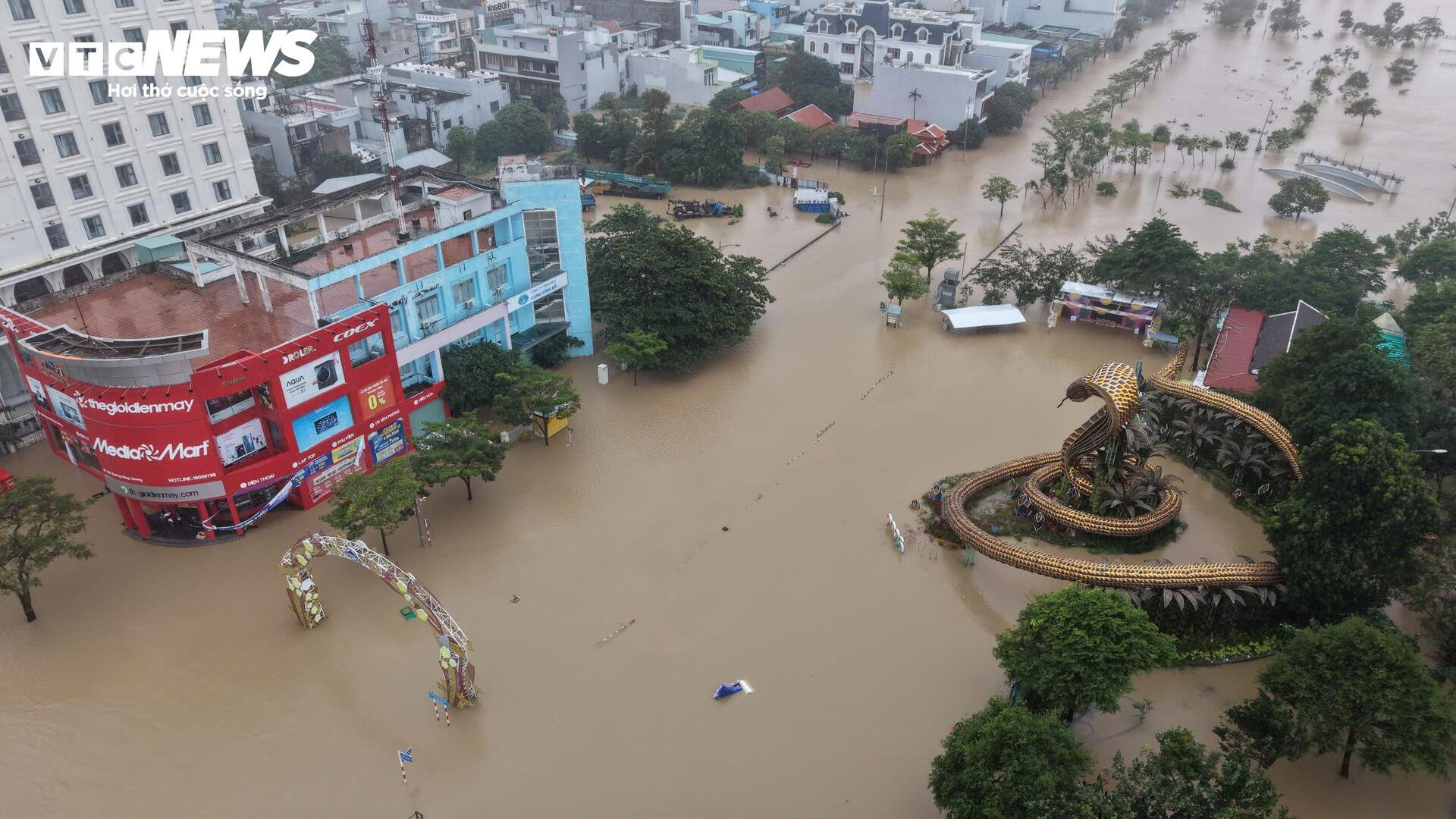 46 người chết và mất tích trong đợt mưa lũ lịch sử, cảnh báo nước trên các sông Khánh Hòa lên lại trong đêm- Ảnh 22. 46 người chết và mất tích trong đợt mưa lũ lịch sử, cảnh báo nước trên các sông Khánh Hòa lên lại trong đêm- Ảnh 22.