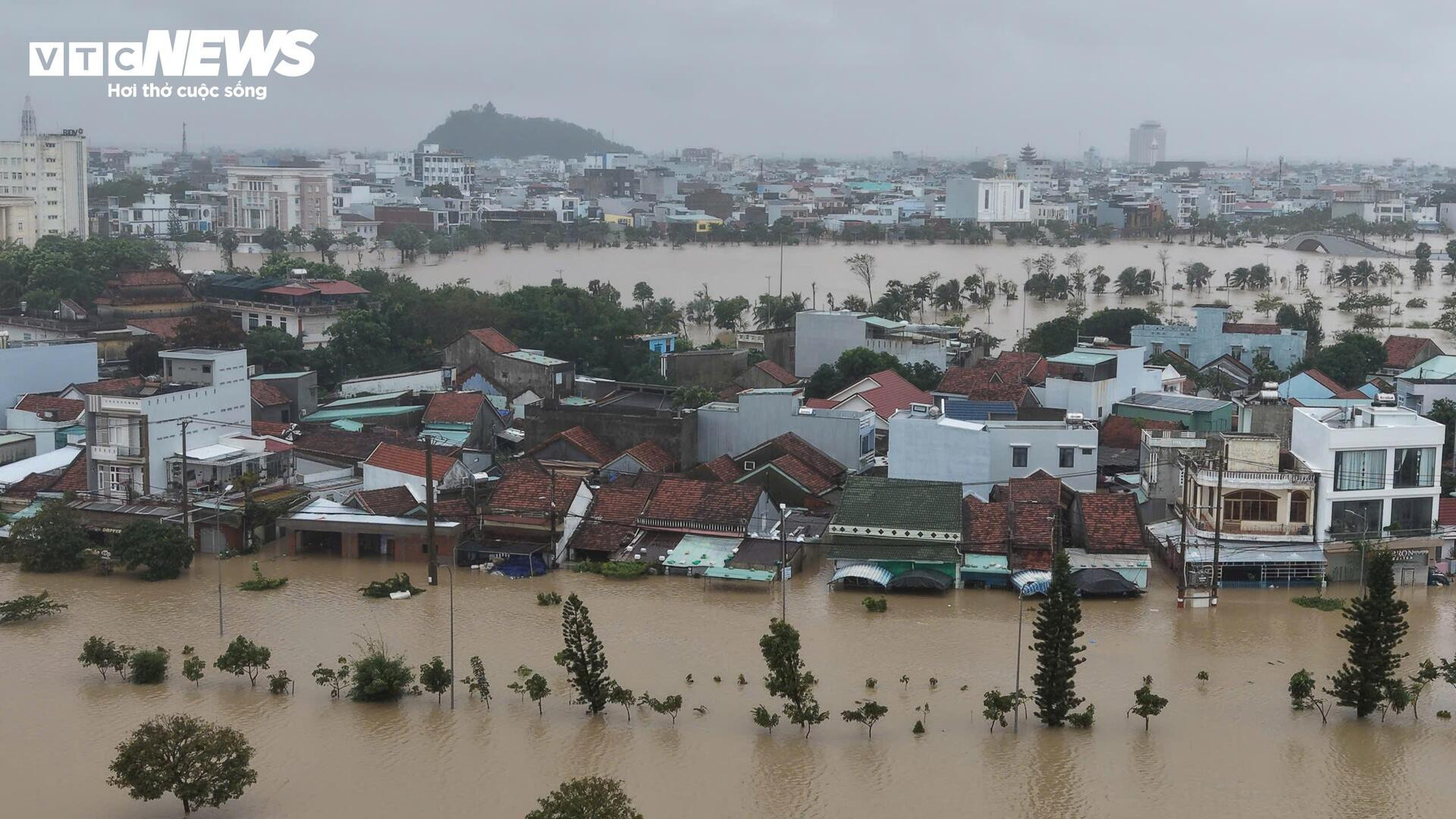 46 người chết và mất tích trong đợt mưa lũ lịch sử, cảnh báo nước trên các sông Khánh Hòa lên lại trong đêm- Ảnh 23. 46 người chết và mất tích trong đợt mưa lũ lịch sử, cảnh báo nước trên các sông Khánh Hòa lên lại trong đêm- Ảnh 23.