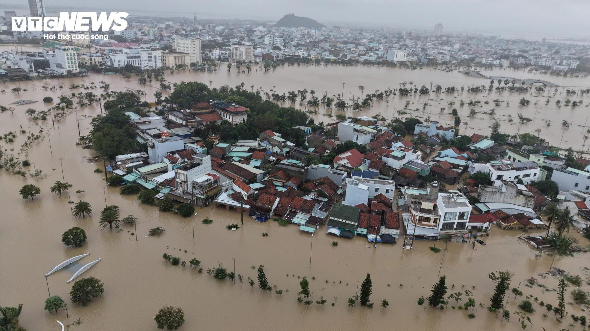 46 người chết và mất tích trong đợt mưa lũ lịch sử, cảnh báo nước trên các sông Khánh Hòa lên lại trong đêm- Ảnh 20. 46 người chết và mất tích trong đợt mưa lũ lịch sử, cảnh báo nước trên các sông Khánh Hòa lên lại trong đêm- Ảnh 20.