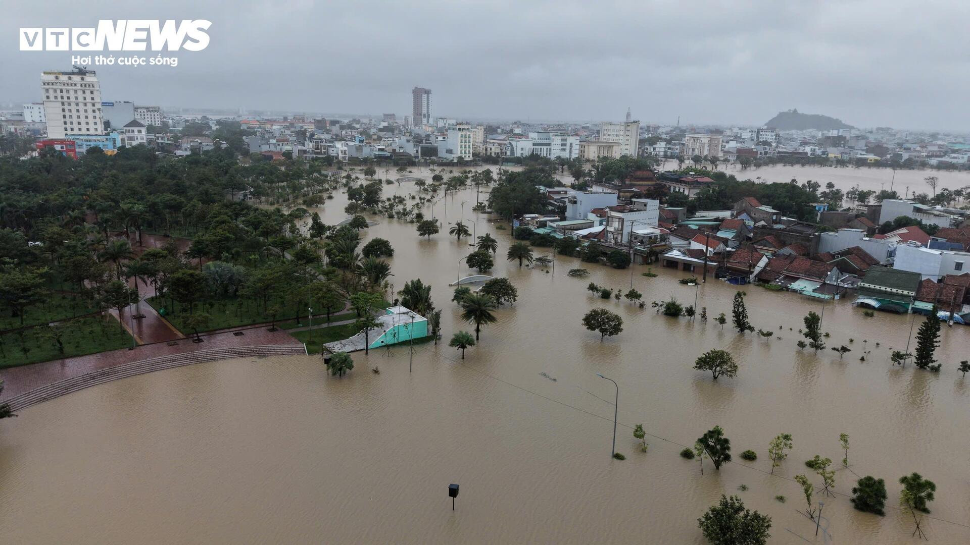 46 người chết và mất tích trong đợt mưa lũ lịch sử, cảnh báo nước trên các sông Khánh Hòa lên lại trong đêm- Ảnh 25. 46 người chết và mất tích trong đợt mưa lũ lịch sử, cảnh báo nước trên các sông Khánh Hòa lên lại trong đêm- Ảnh 25.