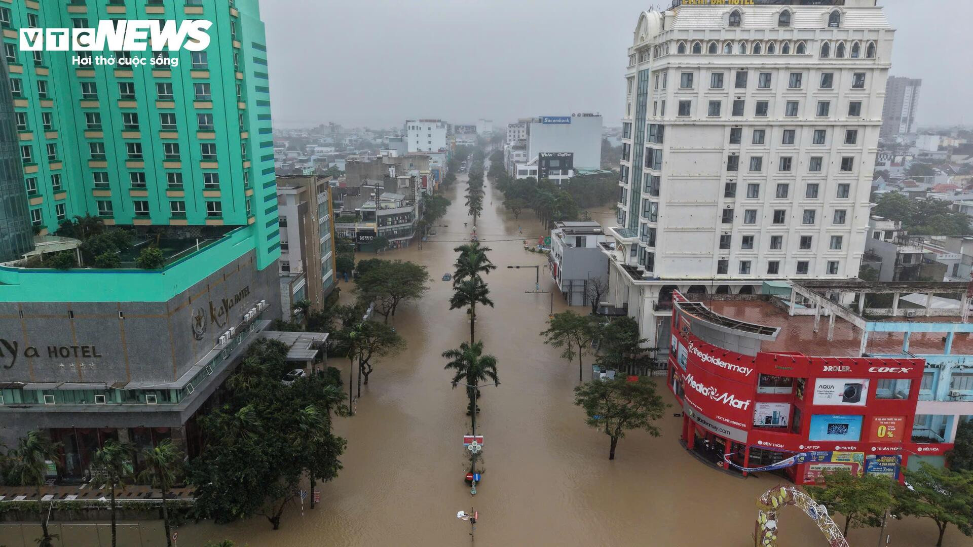 46 người chết và mất tích trong đợt mưa lũ lịch sử, cảnh báo nước trên các sông Khánh Hòa lên lại trong đêm- Ảnh 21. 46 người chết và mất tích trong đợt mưa lũ lịch sử, cảnh báo nước trên các sông Khánh Hòa lên lại trong đêm- Ảnh 21.