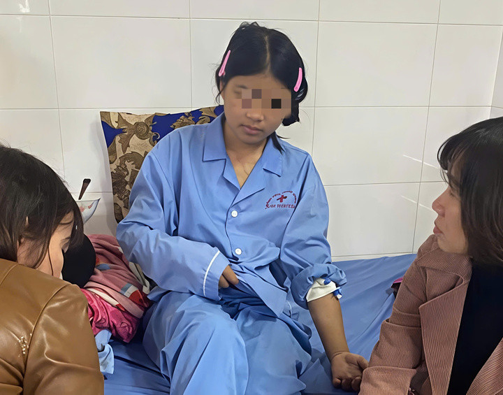 Sức khỏe bé gái bị bà nội và 2 người thân bạo hành giờ ra sao?- Ảnh 1.