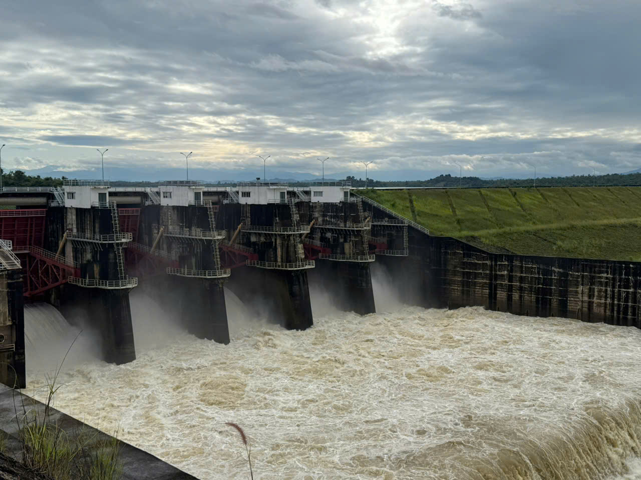 Nhà máy thủy điện trên sông Sêrêpốk thông báo khẩn xả tràn đến vùng hạ du- Ảnh 1. Nhà máy thủy điện trên sông Sêrêpốk thông báo khẩn xả tràn đến vùng hạ du- Ảnh 1.