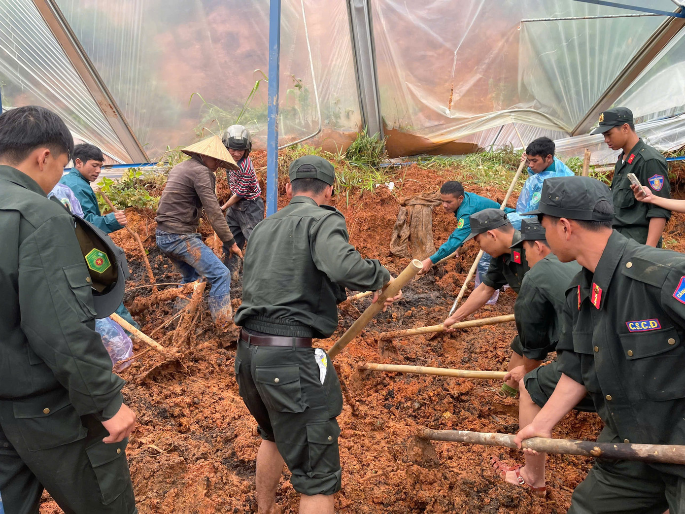 Tìm thấy người đàn ông bị đất đá vùi lấp tử vong khi làm vườn- Ảnh 1.