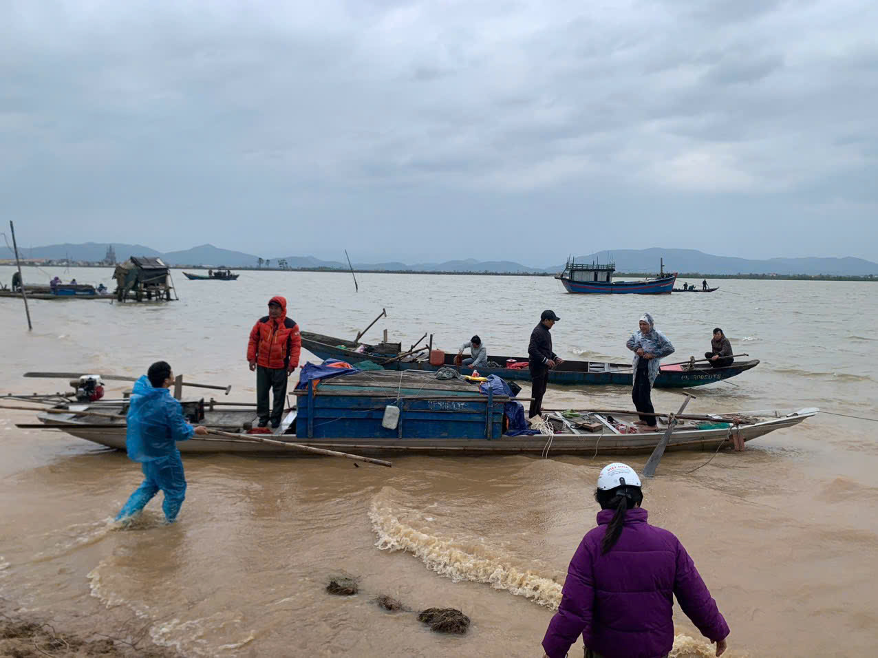 Lật thuyền trên sông Gianh: Vợ bơi được vào bờ, chồng mất tích- Ảnh 1.