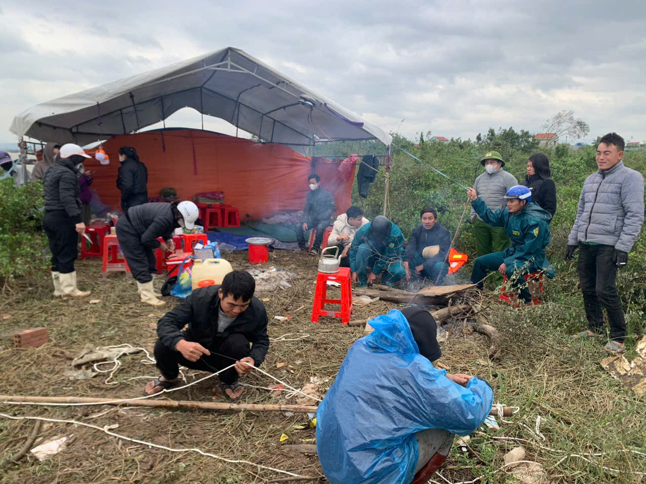 Lật thuyền trên sông Gianh: Vợ bơi được vào bờ, chồng mất tích- Ảnh 2.