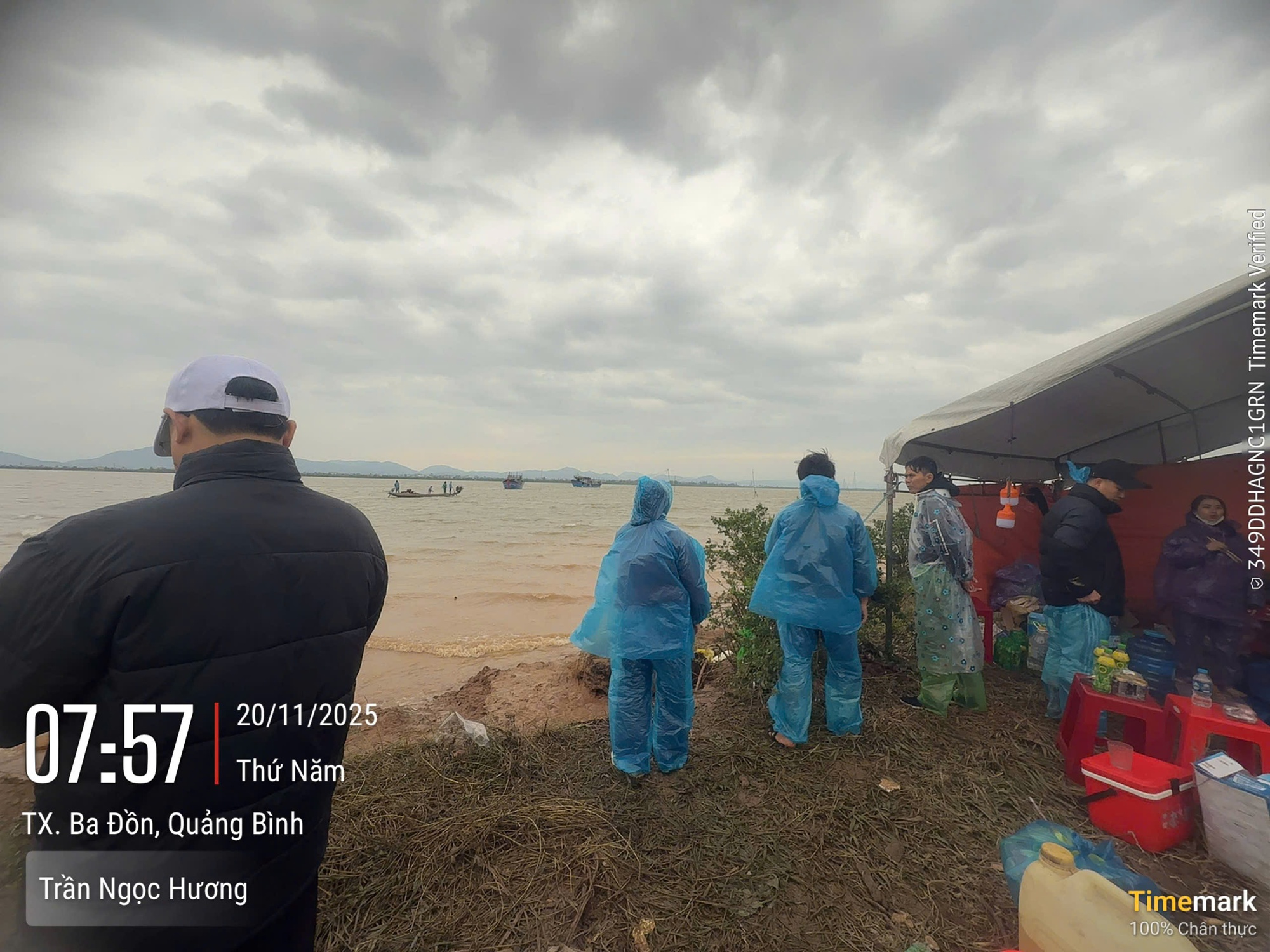 Lật thuyền trên sông Gianh: Vợ bơi được vào bờ, chồng mất tích- Ảnh 3.