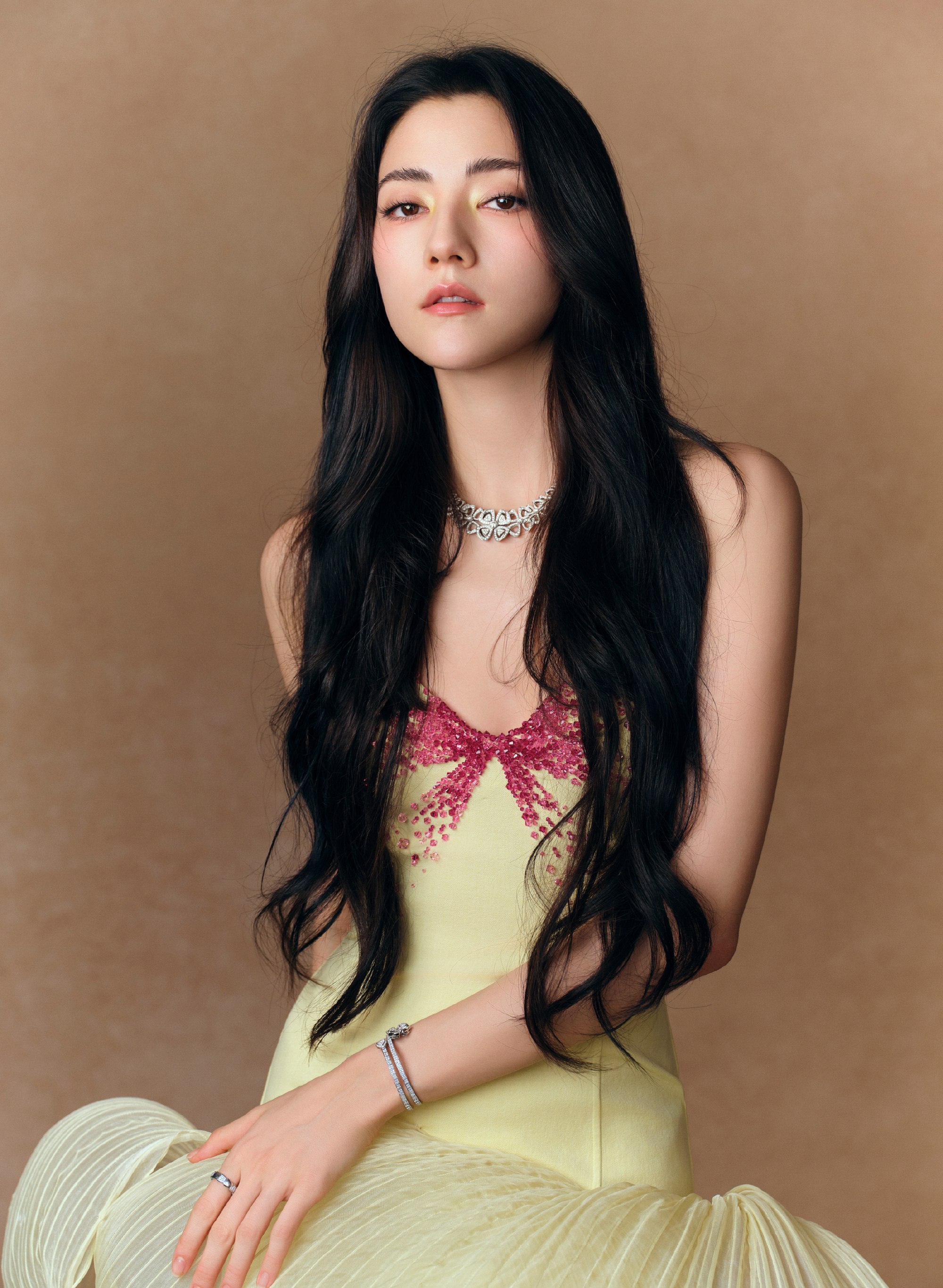 Ngọc nữ N. hẹn hò thiếu gia tập đoàn hơn 14 tuổi, showbiz có thêm đôi 