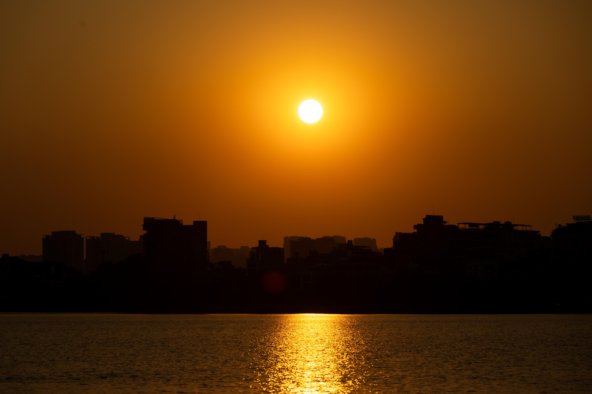 Clip: Cảnh tượng khó tin trên bầu trời Hà Nội chiều nay- Ảnh 1.