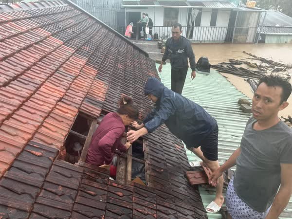 Thủ tướng: Tuyệt đối không để người dân trên nóc nhà kêu cứu mà không được cứu kịp thời- Ảnh 1.