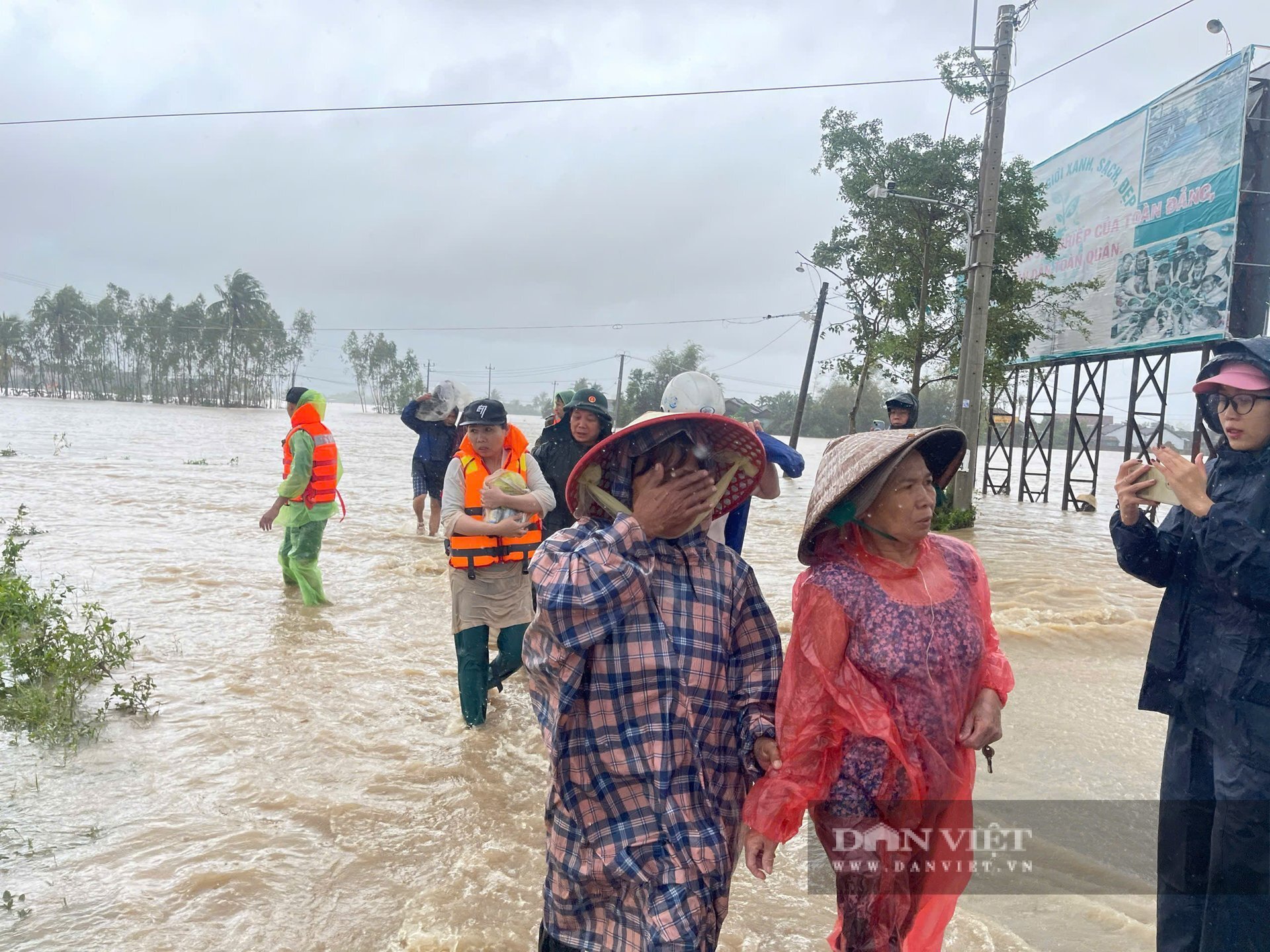 Em bé 20 ngày tuổi được cứu khỏi vùng lũ sau hơn 2 ngày ở trên nóc nhà cùng mẹ- Ảnh 2.