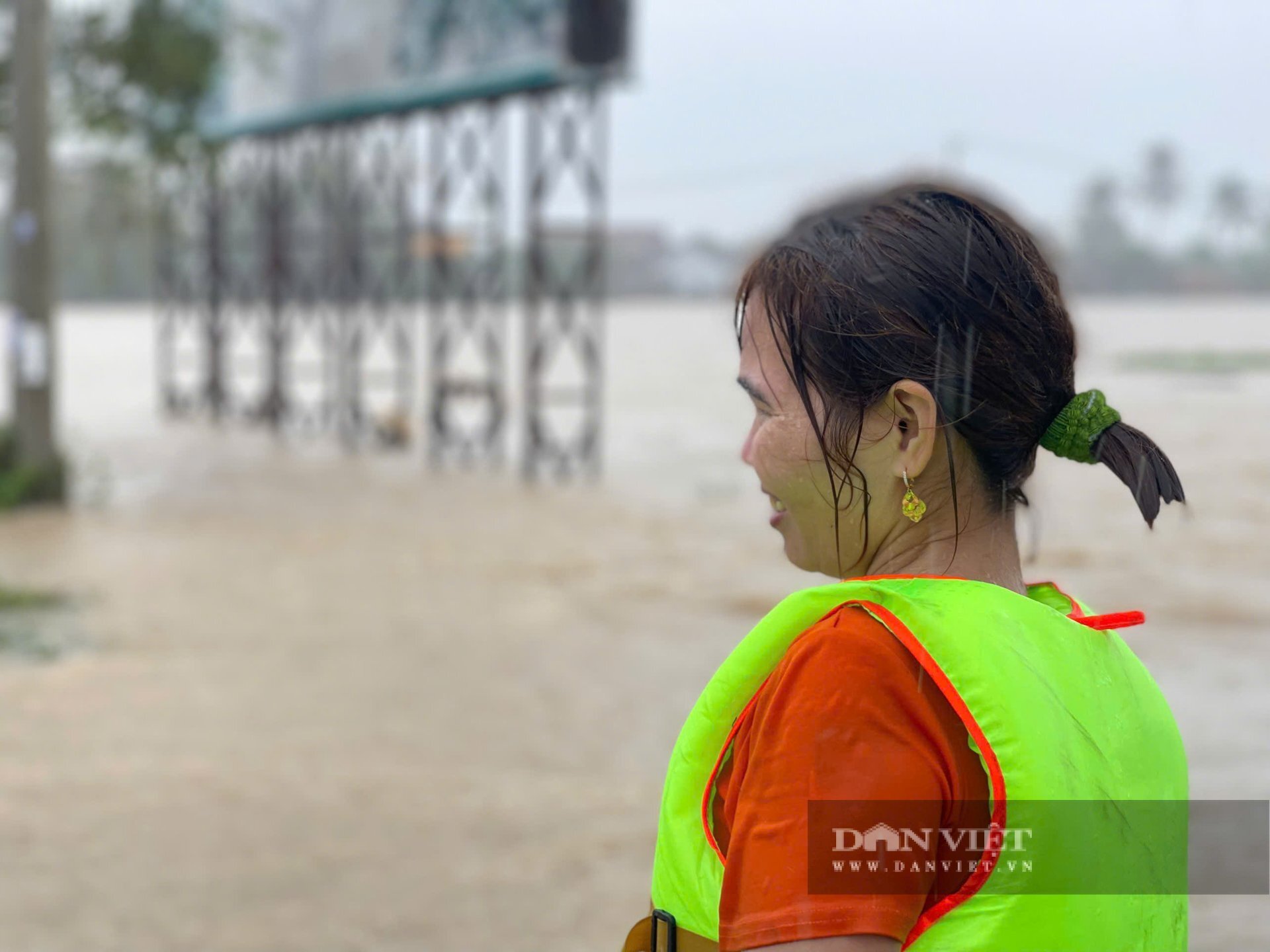 Em bé 20 ngày tuổi được cứu khỏi vùng lũ sau hơn 2 ngày ở trên nóc nhà cùng mẹ- Ảnh 3.