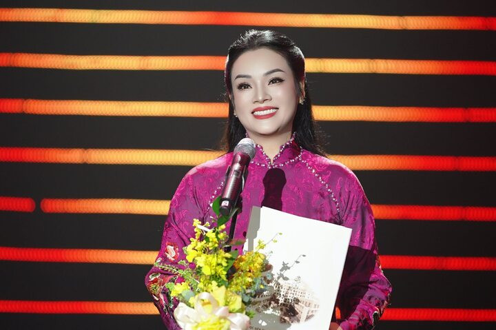 Nữ ca sĩ có học hàm tiến sĩ, vừa trở thành phó giáo sư là ai?- Ảnh 1.