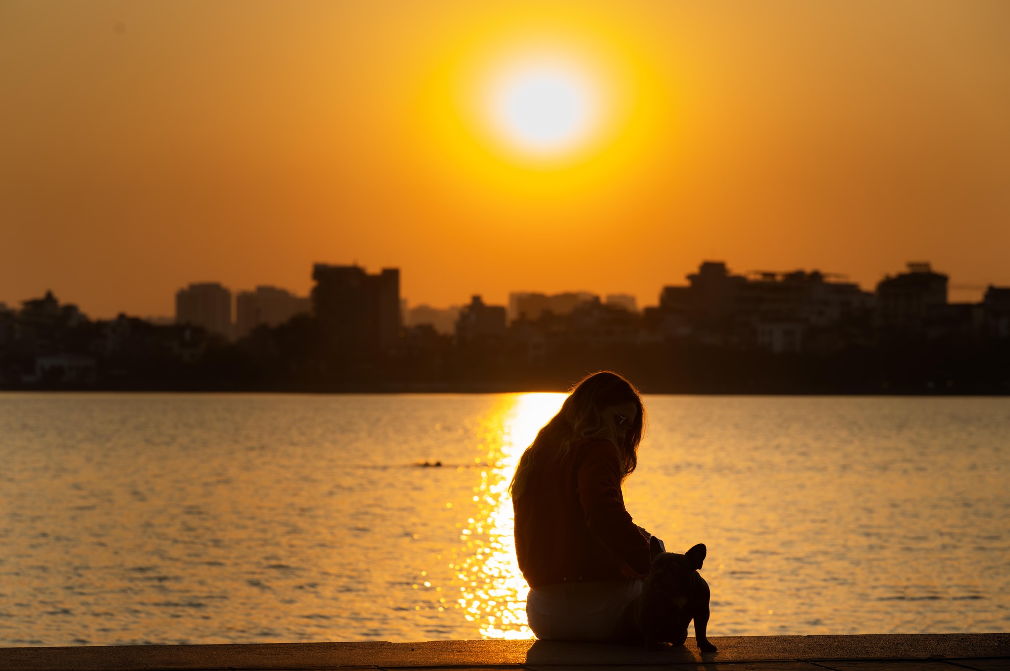 Clip: Cảnh tượng khó tin trên bầu trời Hà Nội chiều nay- Ảnh 2.