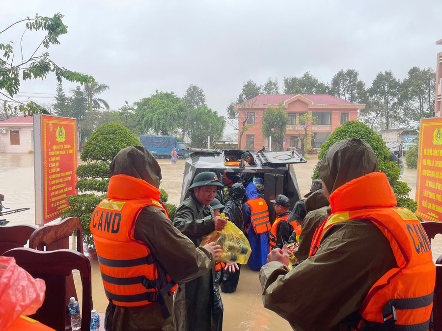 Quân đội điều xe thiết giáp tiếp tế khẩn cấp cho người dân vùng lũ bị cô lập- Ảnh 2.