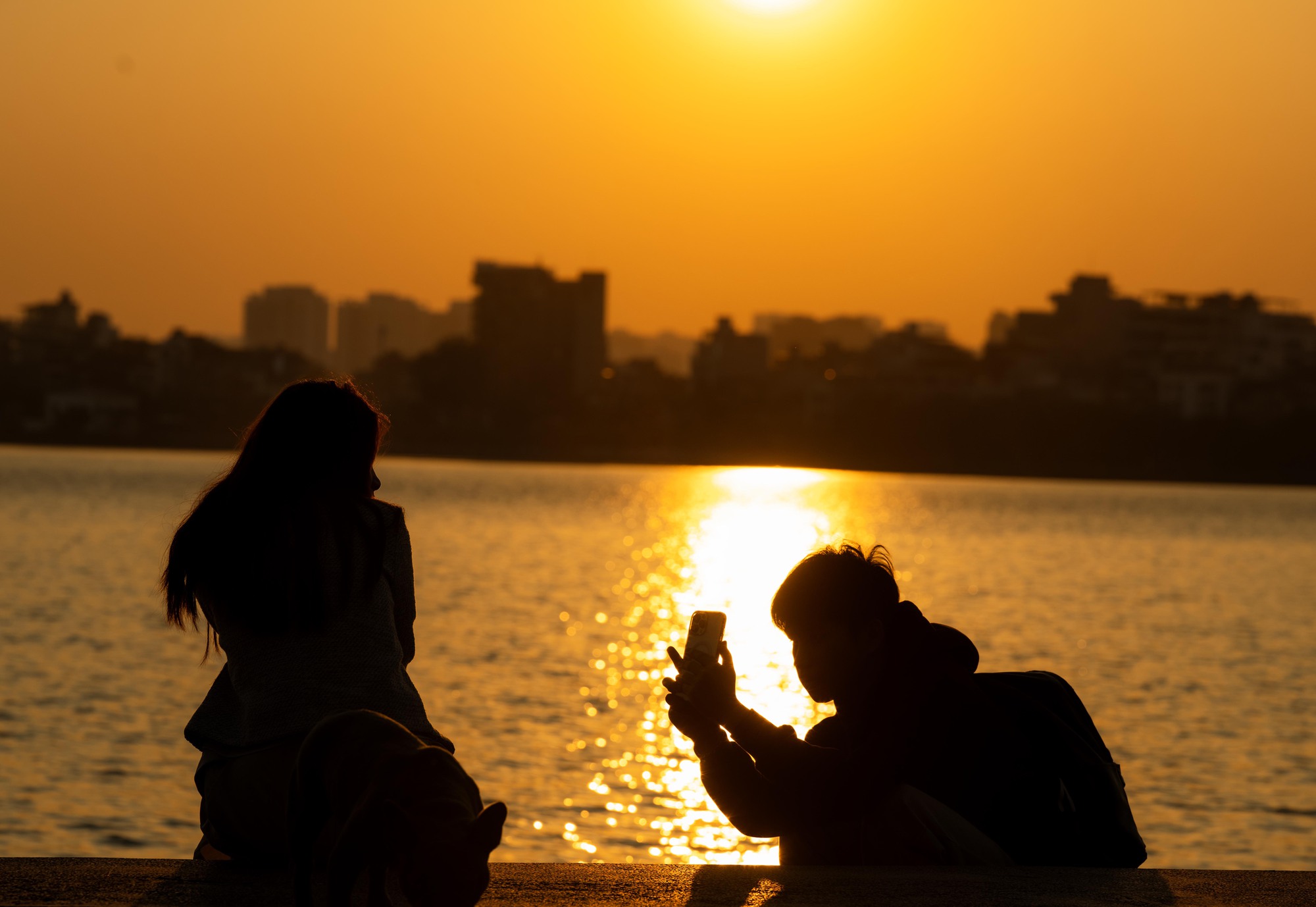 Clip: Cảnh tượng khó tin trên bầu trời Hà Nội chiều nay- Ảnh 5.