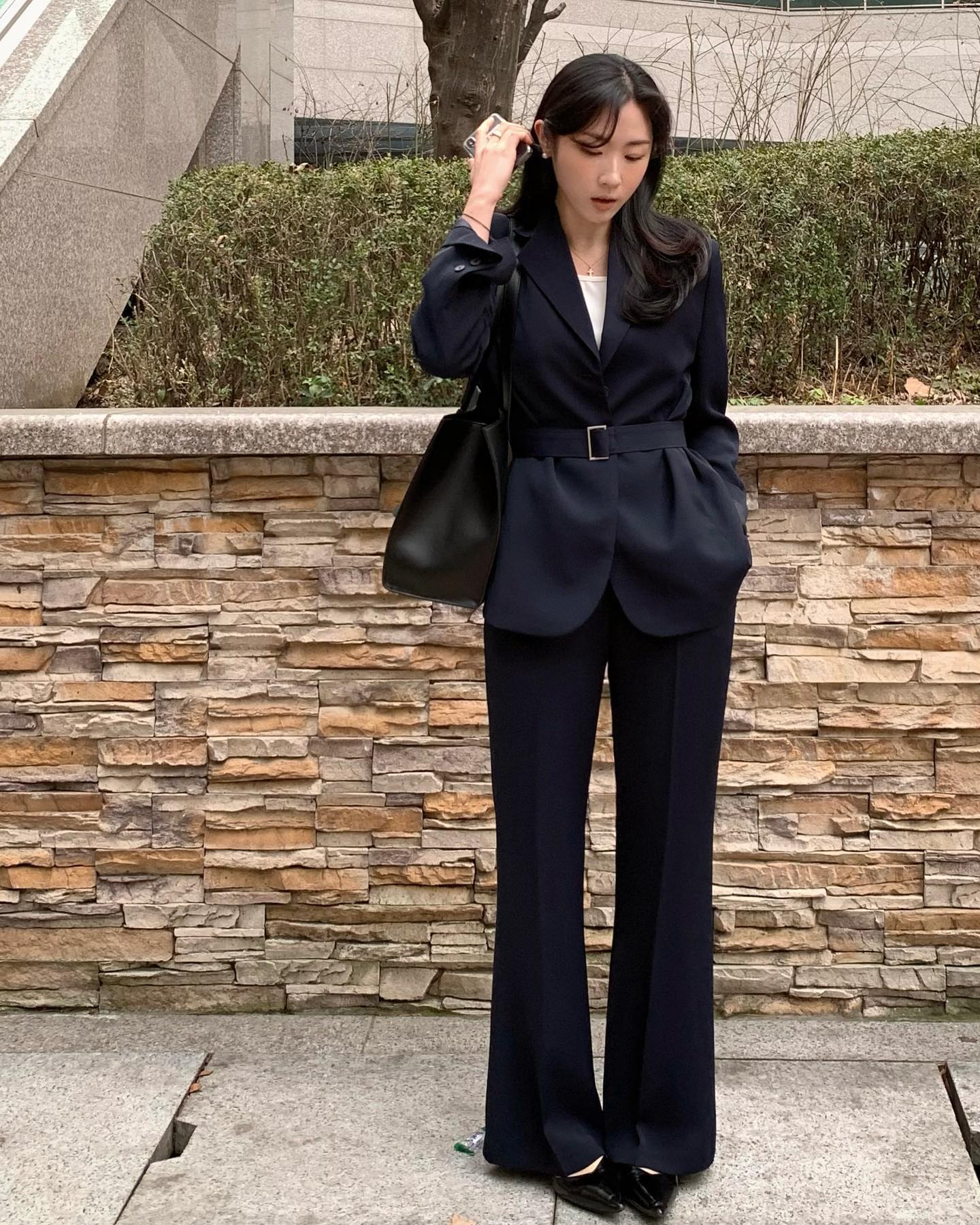 Áo blazer mặc với 4 item này là đẹp hoàn hảo: Thanh lịch từ công sở ra phố- Ảnh 5. Áo blazer mặc với 4 item này là đẹp hoàn hảo: Thanh lịch từ công sở ra phố- Ảnh 5.