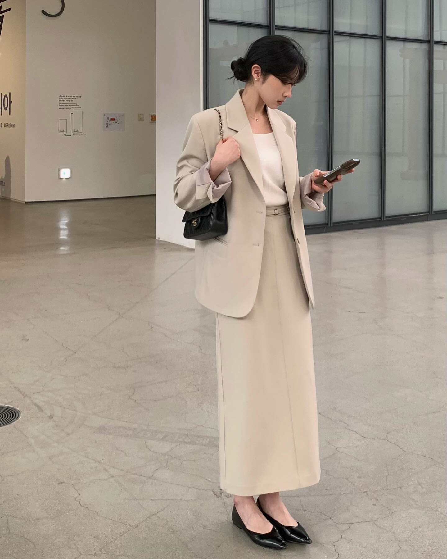 Áo blazer mặc với 4 item này là đẹp hoàn hảo: Thanh lịch từ công sở ra phố- Ảnh 1. Áo blazer mặc với 4 item này là đẹp hoàn hảo: Thanh lịch từ công sở ra phố- Ảnh 1.