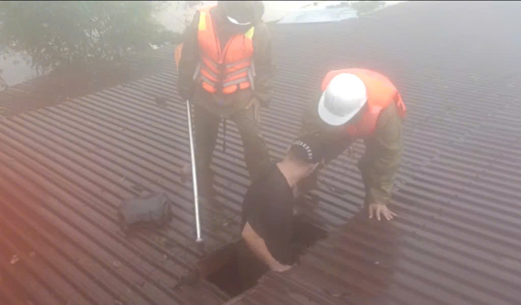 Cận cảnh giải cứu người dân mắc kẹt trên ngọn cây, mái nhà- Ảnh 5.