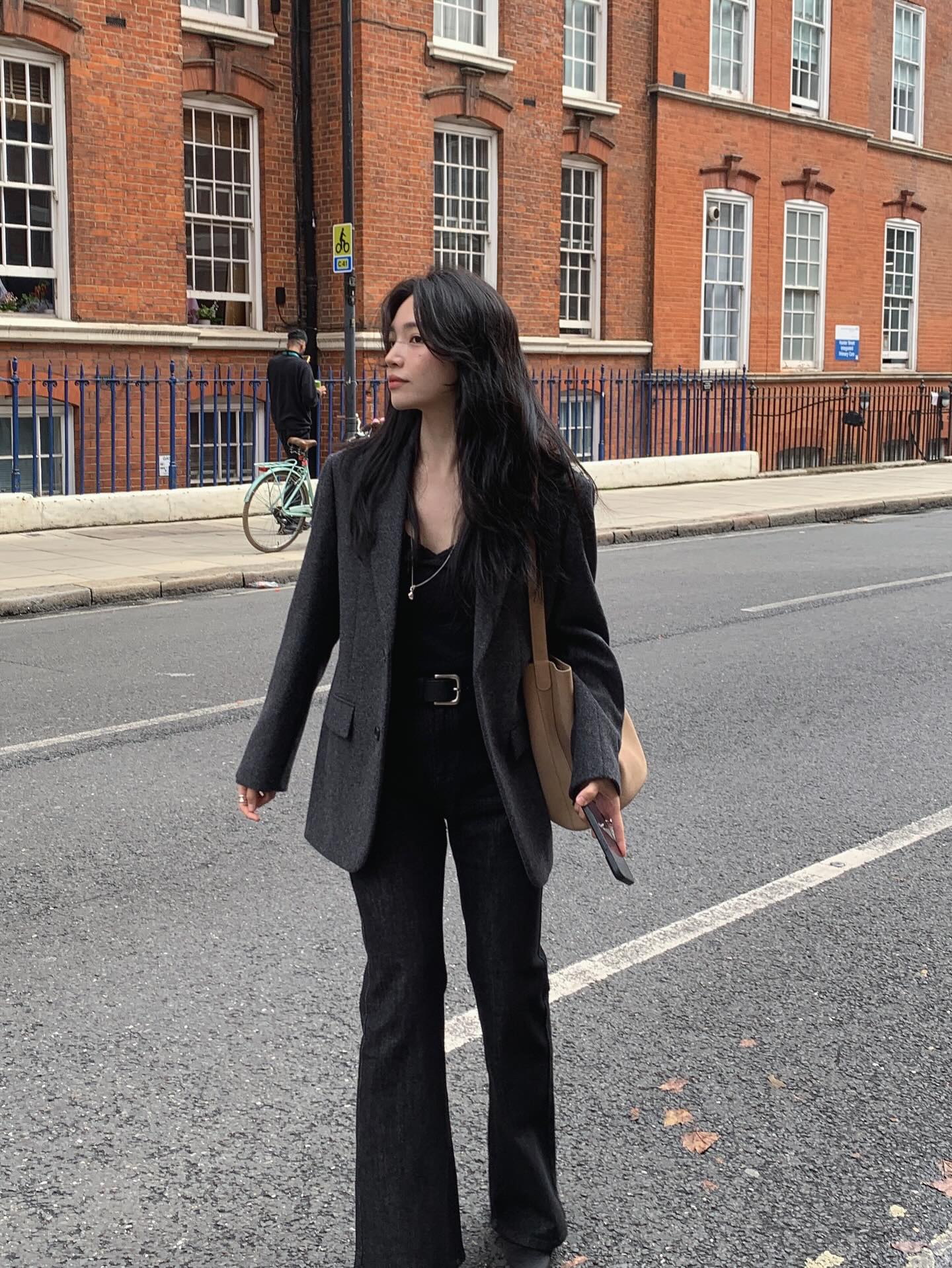 Áo blazer mặc với 4 item này là đẹp hoàn hảo: Thanh lịch từ công sở ra phố- Ảnh 9. Áo blazer mặc với 4 item này là đẹp hoàn hảo: Thanh lịch từ công sở ra phố- Ảnh 9.