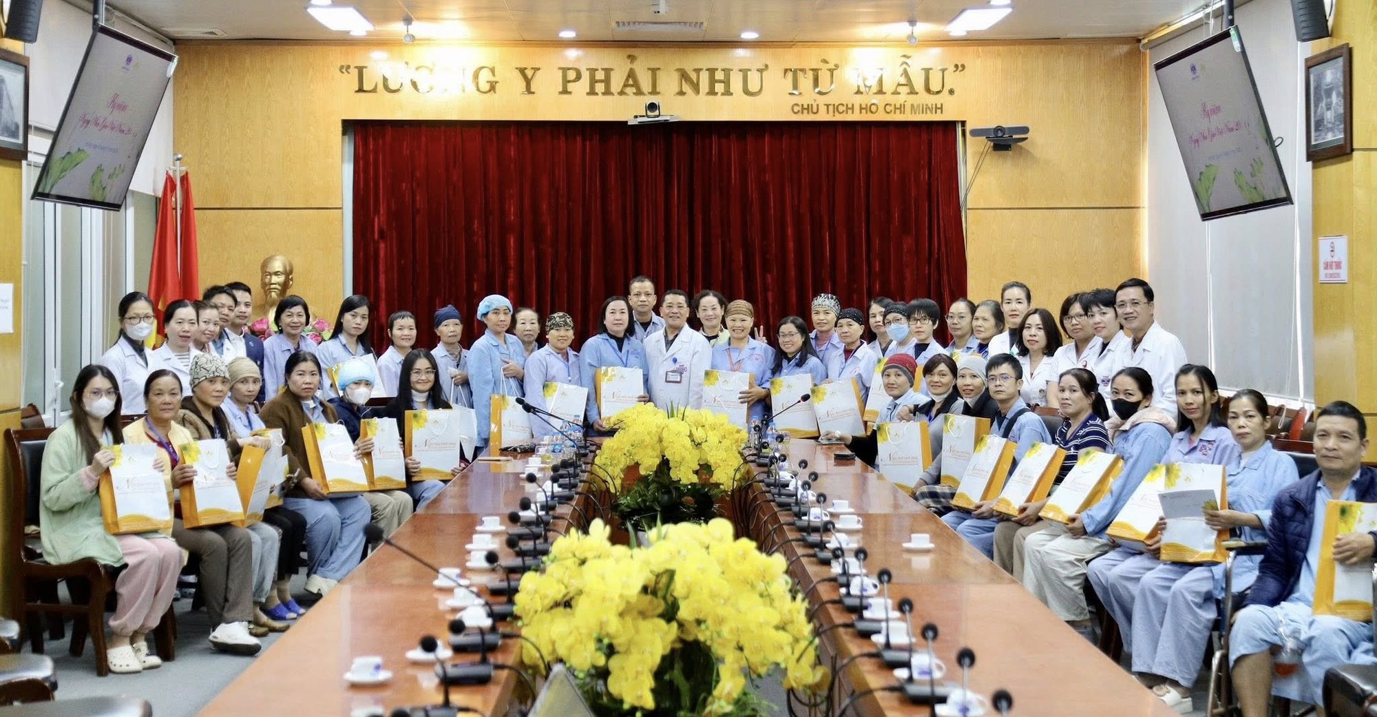 Ngày 20/11 bên giường bệnh K: Nơi những thầy cô từng ngày từng giờ vẫn đau đáu niềm tin sẽ trở về dưới mái trường- Ảnh 1.