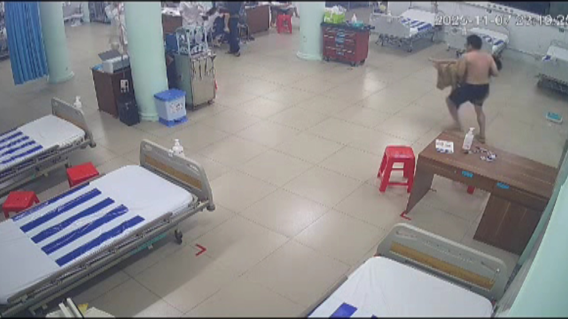 Người cha ở Đồng Nai hớt hải bế con lao vào bệnh viện giữa đêm khi bé bị ngưng tim 10 phút- Ảnh 1. Người cha ở Đồng Nai hớt hải bế con lao vào bệnh viện giữa đêm khi bé bị ngưng tim 10 phút- Ảnh 1.