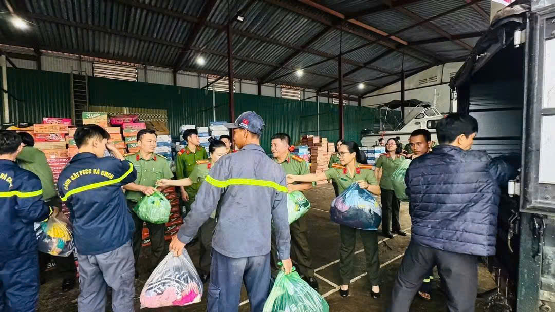 Cận cảnh giải cứu người dân mắc kẹt trên ngọn cây, mái nhà- Ảnh 8.