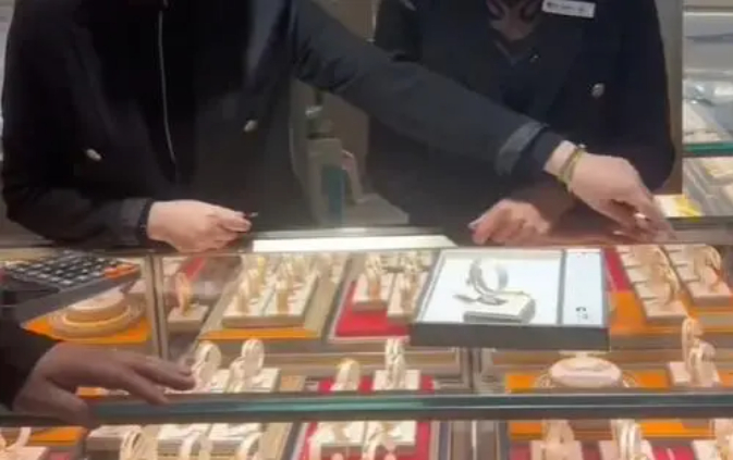 Đeo thử vòng vàng 10 giây, khách hàng bị cửa hàng yêu cầu bồi thường 4 triệu đồng: "chúng tôi chưa đồng ý cho chị thử"- Ảnh 1.