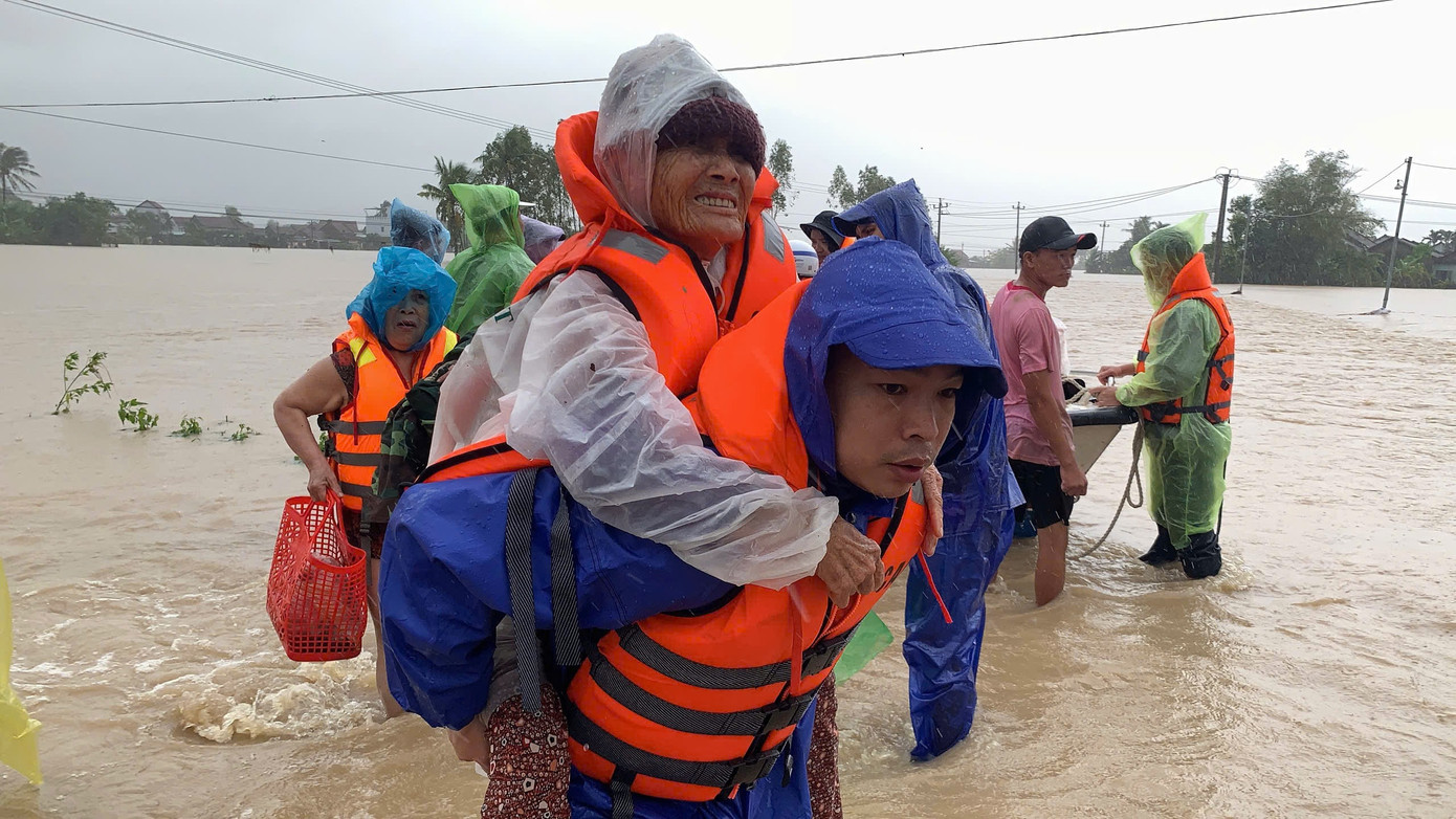 Xúc động cảnh giải cứu người già, trẻ sơ sinh khỏi vùng lũ dữ- Ảnh 8.