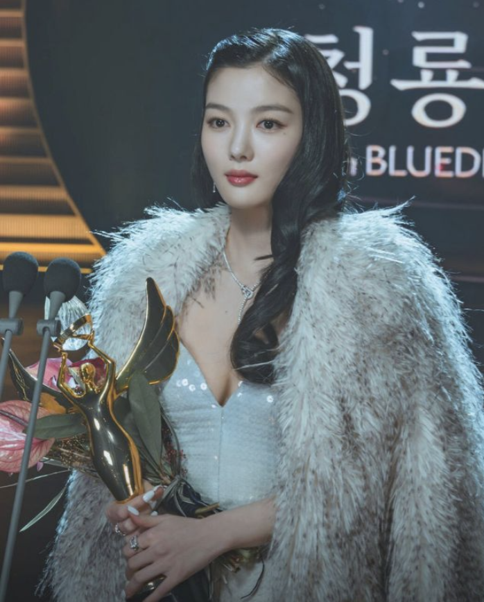 Kim Yoo Jung hãy mang điều này ra đời thực- Ảnh 8.