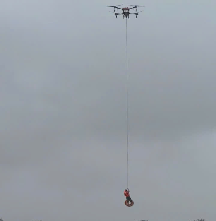 CLIP: Dùng máy bay không người lái cứu 1 người bị lật thuyền- Ảnh 1.